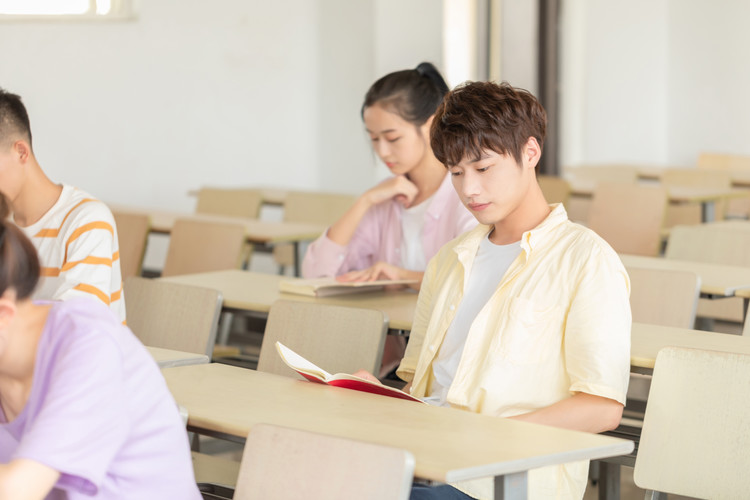 在益阳读中专详细地址及报名电话